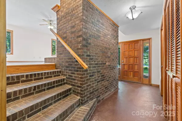 16 Saint Andrews DR, Taylorsville, NC 28681