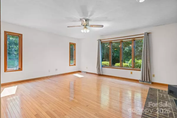 16 Saint Andrews DR, Taylorsville, NC 28681