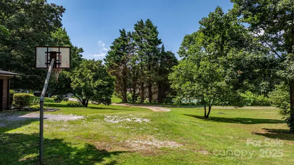 16 Saint Andrews DR, Taylorsville, NC 28681