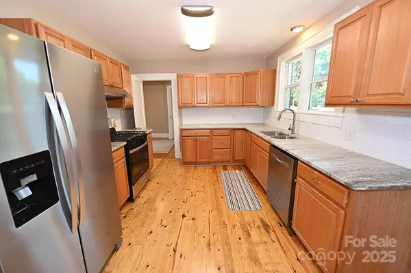 737 8th ST SW, Hickory, NC 28602