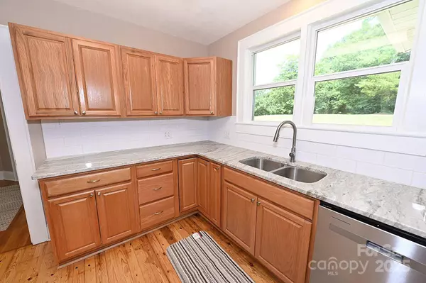 737 8th ST SW, Hickory, NC 28602