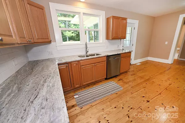 737 8th ST SW, Hickory, NC 28602