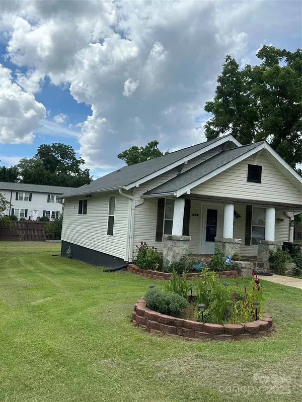 1208 North Davis AVE, Newton, NC 28658