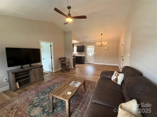 406 Greenlea CIR, Taylorsville, NC 28681