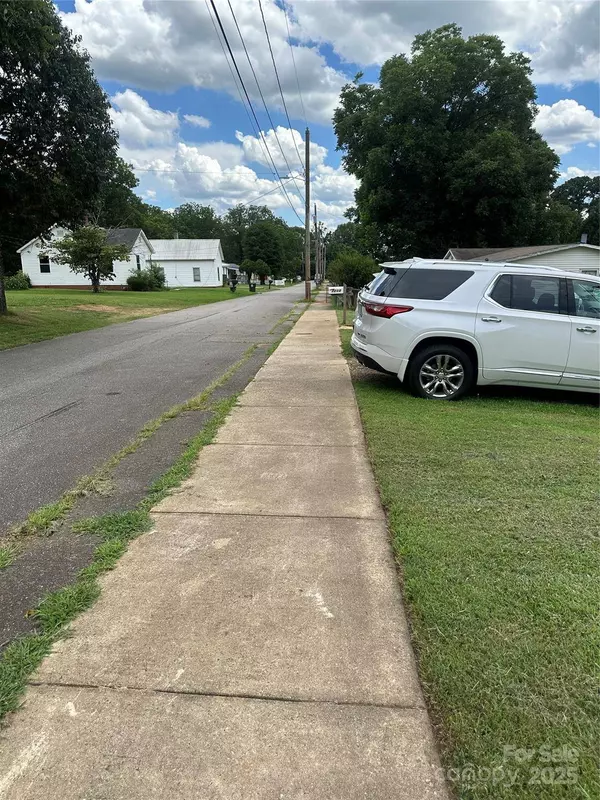 1208 North Davis AVE, Newton, NC 28658