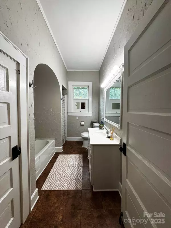 509 W 8th ST, Newton, NC 28658