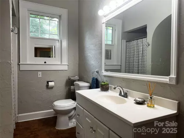 509 W 8th ST, Newton, NC 28658