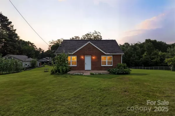 3544 6th Street DR NW, Hickory, NC 28601