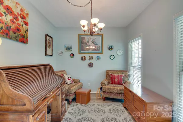 3720 25th Street PL NE, Hickory, NC 28601