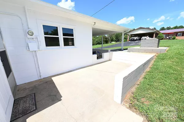 1667 Baton School RD, Granite Falls, NC 28630