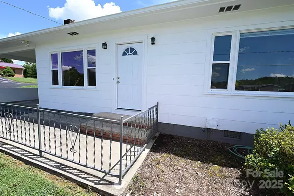 1667 Baton School RD, Granite Falls, NC 28630