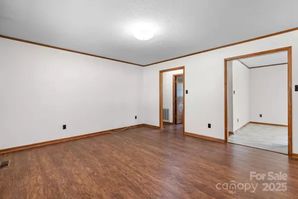 2124 27th Avenue DR NE, Hickory, NC 28601