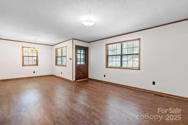 2124 27th Avenue DR NE, Hickory, NC 28601