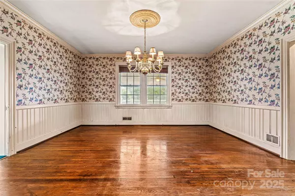 3114 N Center ST, Hickory, NC 28601