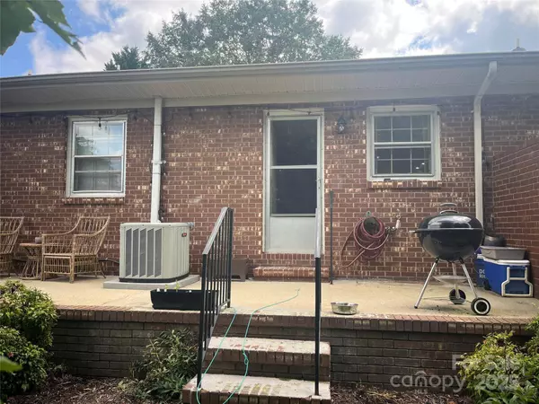 525 12th ST SW, Hickory, NC 28602