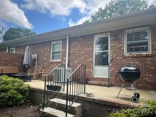 525 12th ST SW, Hickory, NC 28602