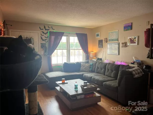 525 12th ST SW, Hickory, NC 28602