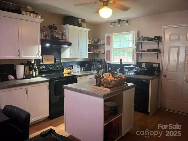 525 12th ST SW, Hickory, NC 28602