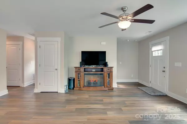 2661 N Ashe AVE, Newton, NC 28658