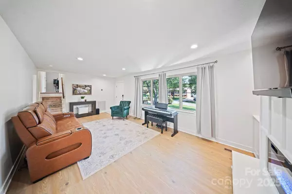 5703 Valley Field RD SE, Hickory, NC 28602