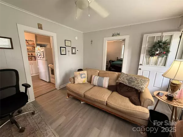 986 20th ST NE, Hickory, NC 28601