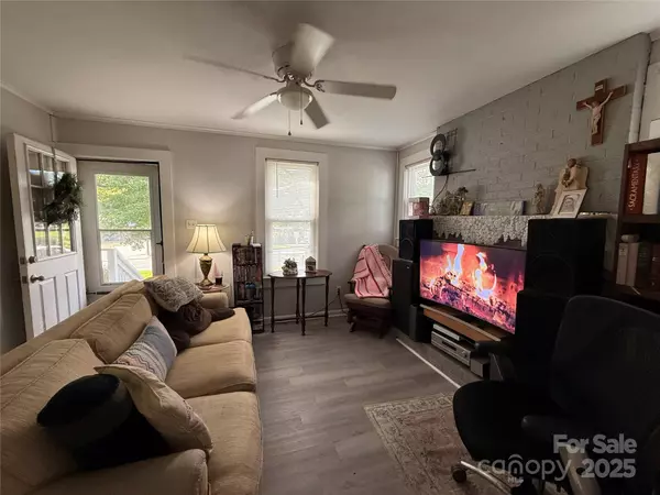 986 20th ST NE, Hickory, NC 28601