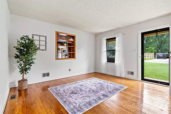 408 29th Street PL SW, Hickory, NC 28602