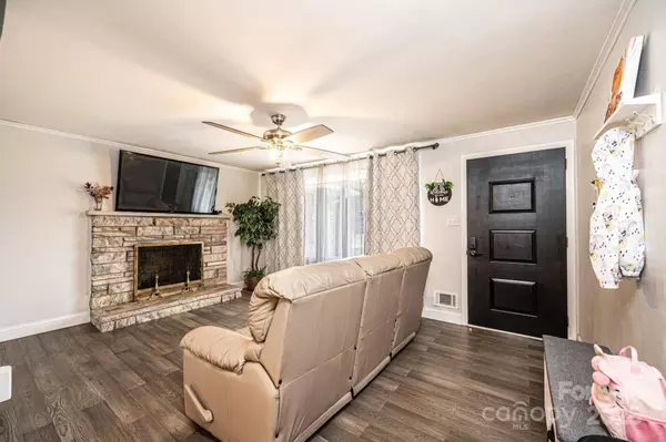 2841 21st ST NE, Hickory, NC 28601