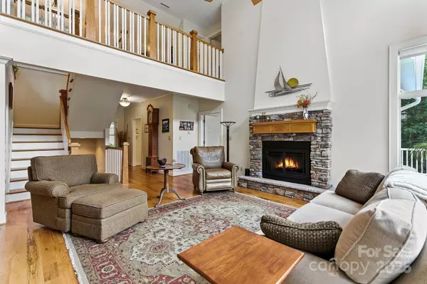 1461 Sunset Point DR, Connelly Springs, NC 28612