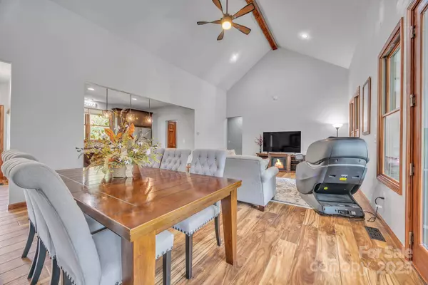 5751 Windward LN, Granite Falls, NC 28630