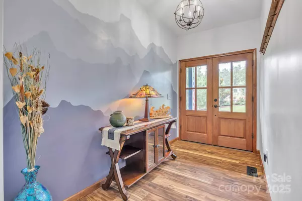 5751 Windward LN, Granite Falls, NC 28630