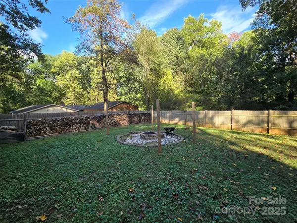 152 Colonial Heights LN, Statesville, NC 28625