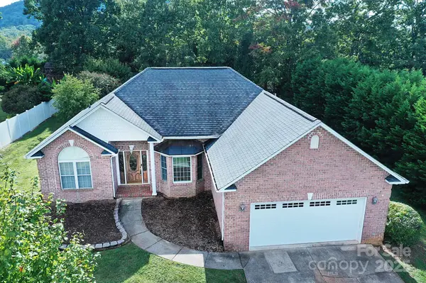 1375 Sweetbriar LN, Hickory, NC 28602