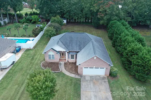 1375 Sweetbriar LN, Hickory, NC 28602