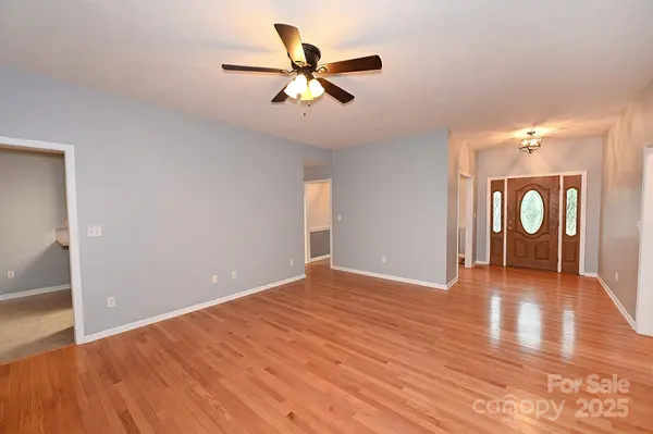 1375 Sweetbriar LN, Hickory, NC 28602