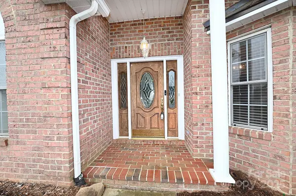 1375 Sweetbriar LN, Hickory, NC 28602