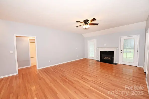 1375 Sweetbriar LN, Hickory, NC 28602