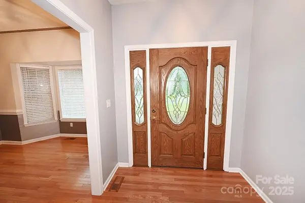 1375 Sweetbriar LN, Hickory, NC 28602