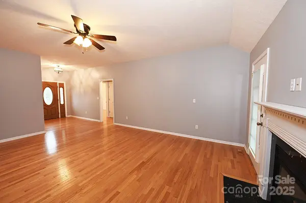 1375 Sweetbriar LN, Hickory, NC 28602