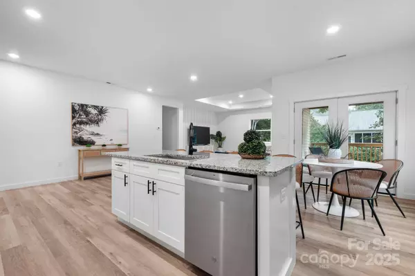 4204 9th ST NE, Hickory, NC 28601