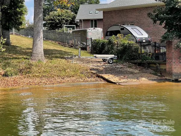 512 Twins Cove RD, Taylorsville, NC 28681