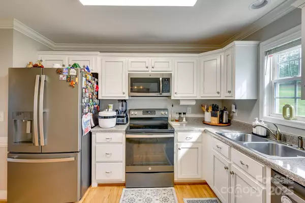 1369 Landsdowne DR, Conover, NC 28613