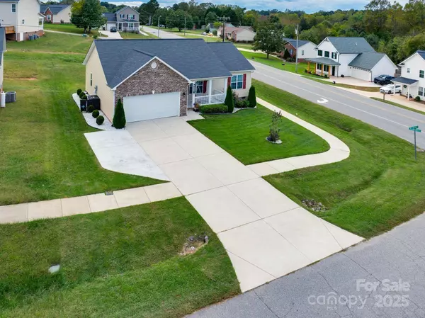 1369 Landsdowne DR, Conover, NC 28613