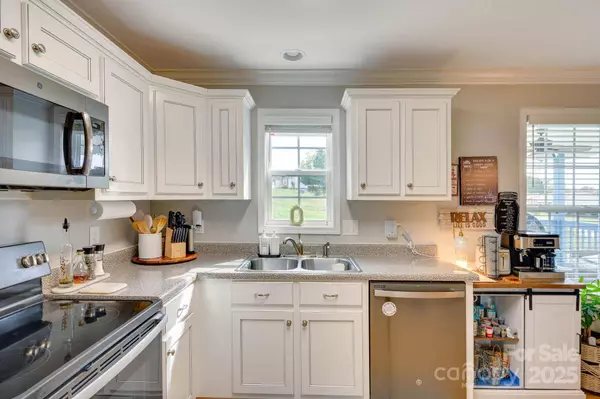 1369 Landsdowne DR, Conover, NC 28613