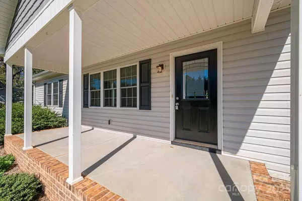 1478 Glenoaks DR, Newton, NC 28658