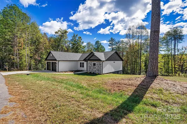 24 Eastwinds DR, Hickory, NC 28601