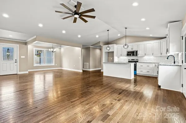 24 Eastwinds DR, Hickory, NC 28601