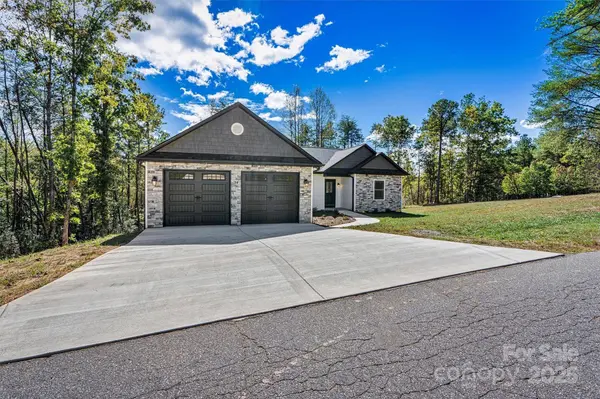 24 Eastwinds DR, Hickory, NC 28601