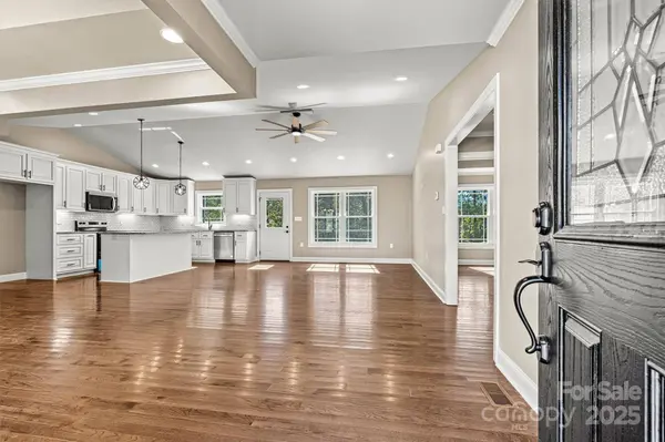 24 Eastwinds DR, Hickory, NC 28601