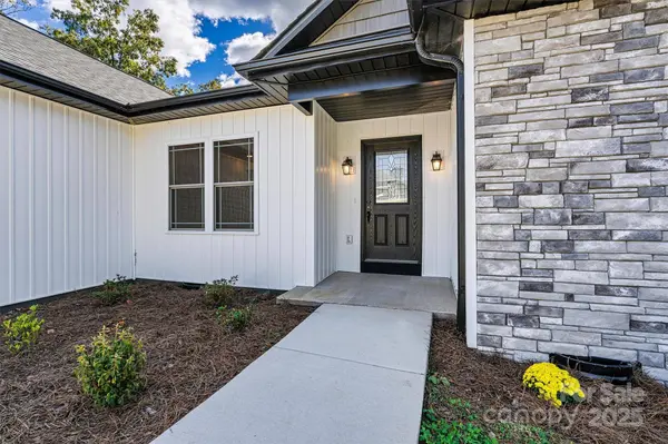 24 Eastwinds DR, Hickory, NC 28601